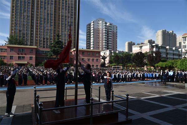 参加升旗仪式 (1).JPG
