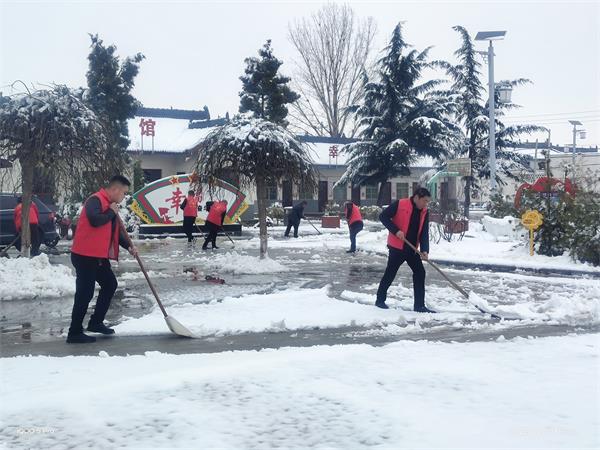 合阳坊镇：清扫积雪便民行 志愿服务暖人心